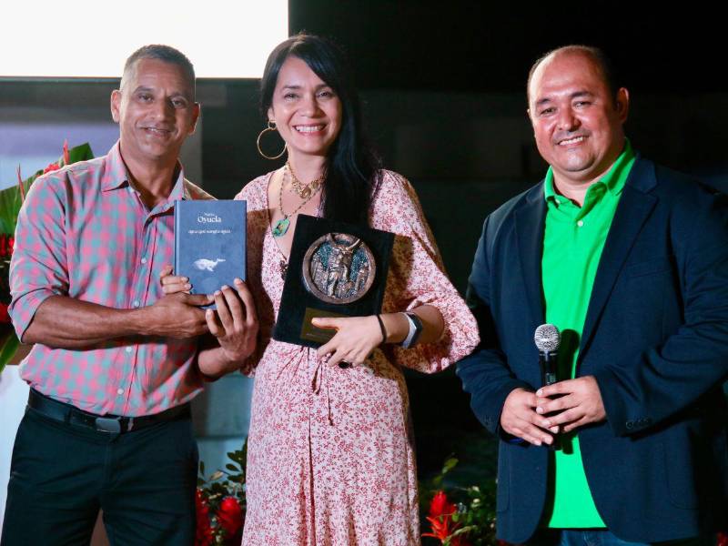La lluvia no detuvo la inauguración del Festival Internacional de Poesía Los Confines 2026, que abrió su décima edición en la Fortaleza San Cristóbal la noche de este jueves 28 de mayo. En la imagen, Néstor Ulloa, Mayra Oyuela y Salvador Madrid.