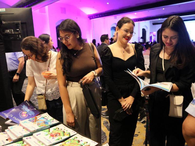 El proyecto combina un conjunto de libros de las materias principales: matemáticas, español, ciencias naturales y sociales.