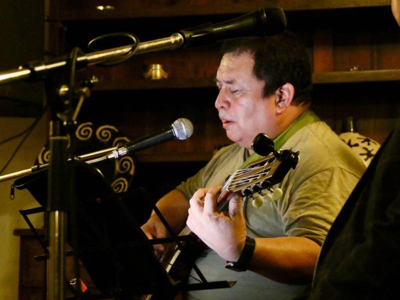 El cantautor hondureño José Yeco participó del cierre con una sentida interpretación musical en compañía de su guitarra.