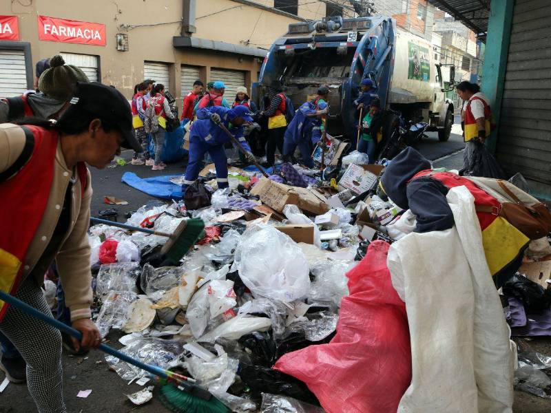 Con hojas de nacatamal, plásticos y gran cantidad de papelillo de pólvora, la celebración del Año Nuevo dejó un incremento en la generación de desechos sólidos en la capital, especialmente en los principales mercados.
