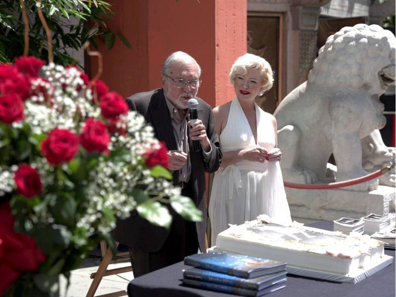 El fotógrafo Lawrence Schiller habla durante la conmemoración del centenario de Marilyn Monroe este lunes, en el TCL Chinese Theatre en Los Ángeles.