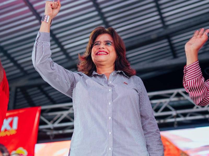 En su gira en Copán en abril, Moncada expresó que no vengan aquí con payasos que lo único que han dirigido toda la vida es un programa de X-0 para entregar canastas de arroz y de azúcar a la gente como mendiga.