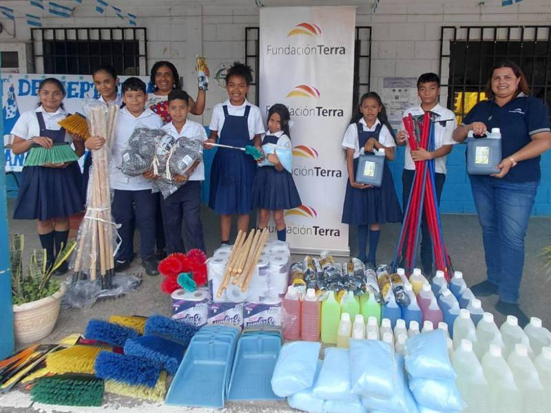 El lote de insumos incluye desinfectante, escobas, trapeadores, recogedores, entre otros, que serán de gran ayuda para las escuelas.