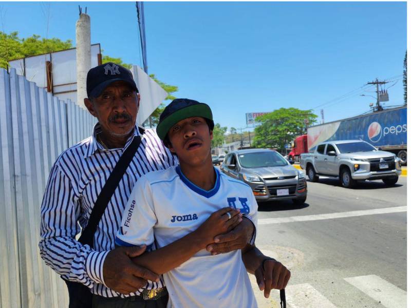 Siete años de lucha han marcado la vida de don José Corea, quien busca operar a su hijo Edwin para que camine, mientras sobrevive vendiendo en calles.