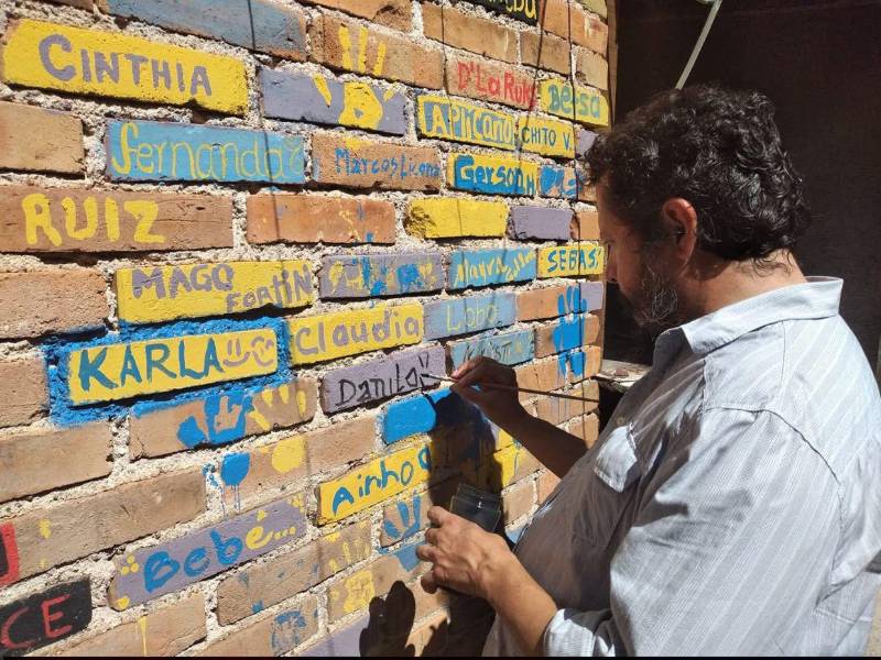 El actor y comediante, plasmando su firma junto a las de sus colegas de Bambú.