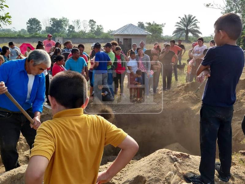 Una escena desgarradora es lo que viven este viernes pobladores de la comunidad de Rigores, Trujillo en el departamento de Colón, donde 19 personas fueron asesinadas brutalmente en una masacre registrada en la mañana del 21 de mayo. Aquí las dolorosas imágenes.