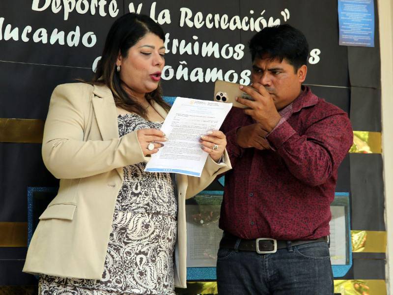 La directora del Intae también cuestionó algunas disposiciones relacionadas con la música, al señalar que las bandas trabajan durante meses en sus repertorios y modificar las piezas a pocas semanas de los desfiles representa una dificultad.