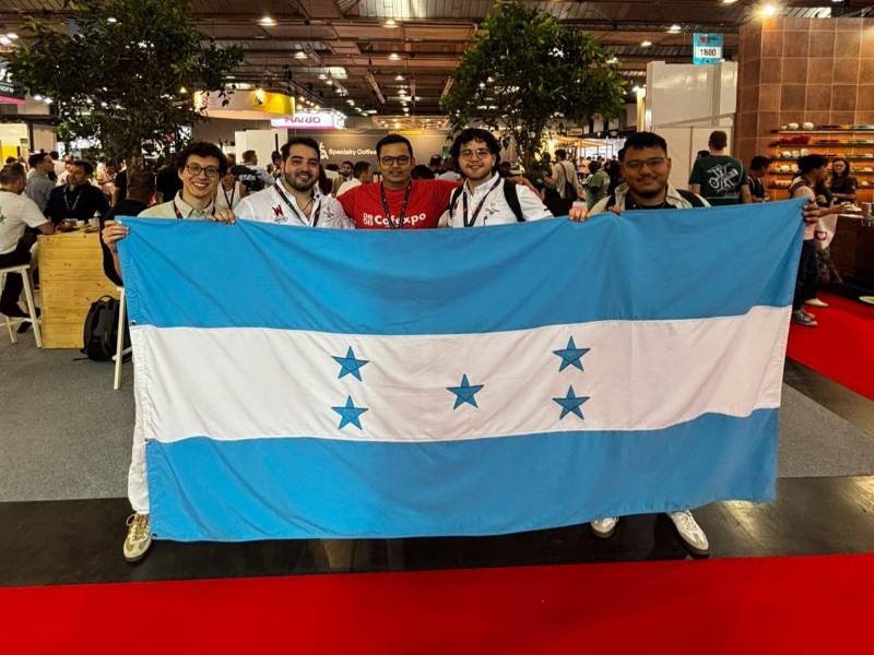 Representantes de Don Fabio Café: Marlon Motiño, Emil Irías, acompañados de Allan Mejía (representante de IHCAFÉ), y siguiendo con Juan Bendeck y Roberto Zelaya.