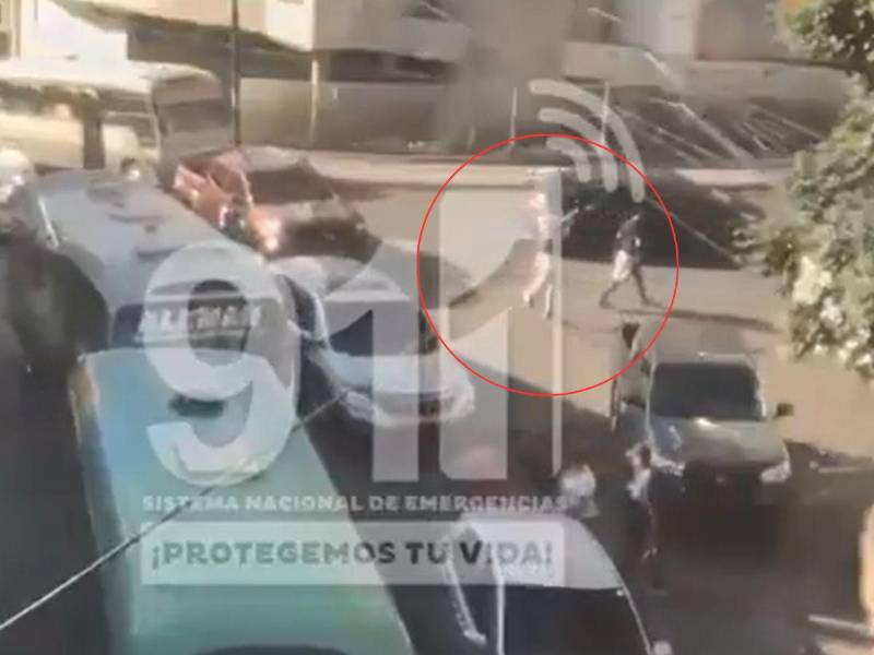 El video muestra que el hombre se encontraba en la intersección que conduce al Congreso Nacional, proveniente del puente Mallol.