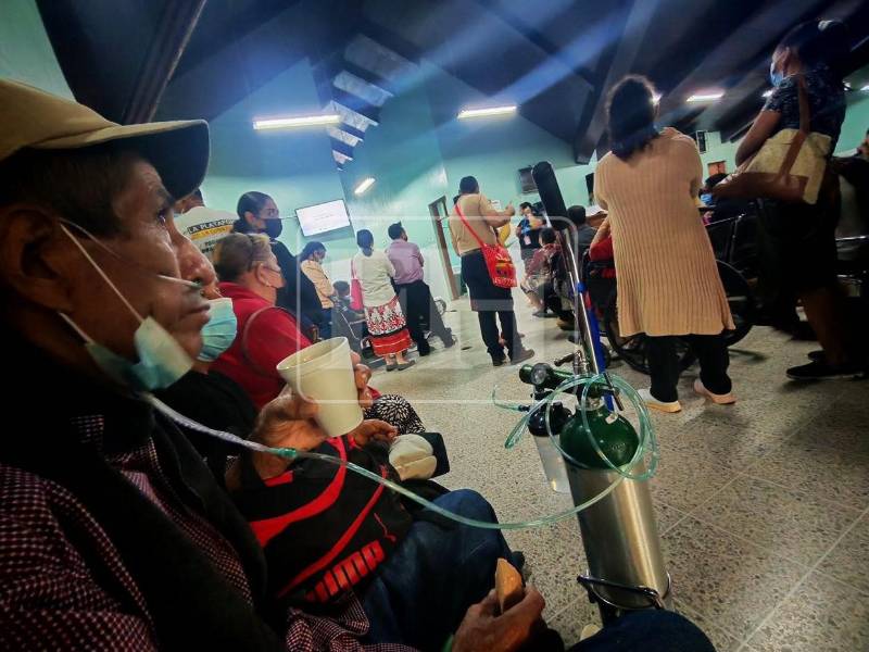Abarrotado luce este martes el Instituto Nacional Cardiopulmonar, conocido como Hospital El Tórax, donde numerosos capitalinos acudieron en busca de atención médica por problemas respiratorios.