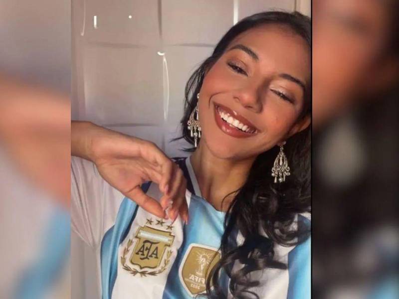El hecho de que Wualys Fuentes Aquino dejara de contestar llamadas y mensajes alertó a una de sus amigas de confianza, quien tenía una llave de su apartamento. Al ingresar a la vivienda, encontró a la joven sin vida, según reveló la Policía Nacional.