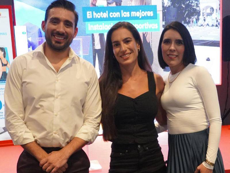 Drea Thomas (en medio), junto a Denisse Flores, Gerente de Medios de Pago Davivienda Honduras (derecha).