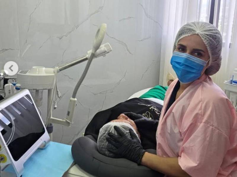 La doctora Keydi Díaz convirtió su sueño en realidad: pasó de atender en su casa a dirigir una clínica estética en Tegucigalpa.