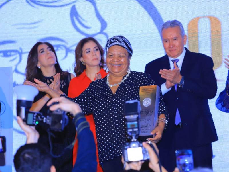 Zoila Lagos luego de recibir su reconocimiento.