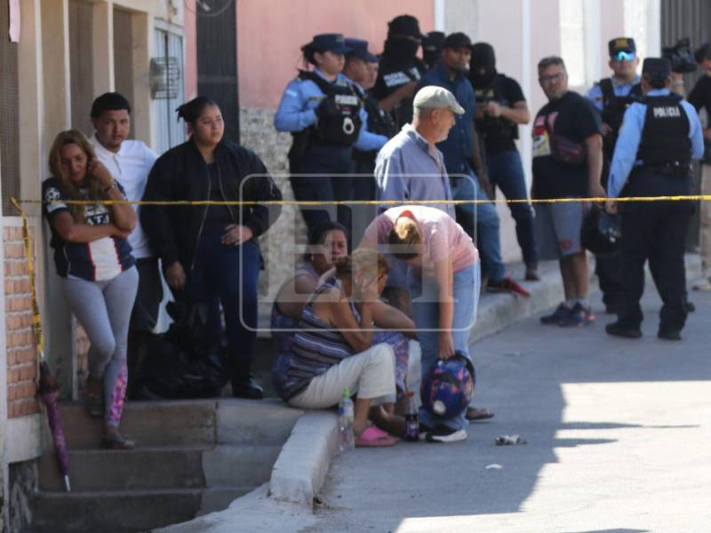Una mujer, posible familiar del joven, se encontraba llorando desconsoladamente en la escena.