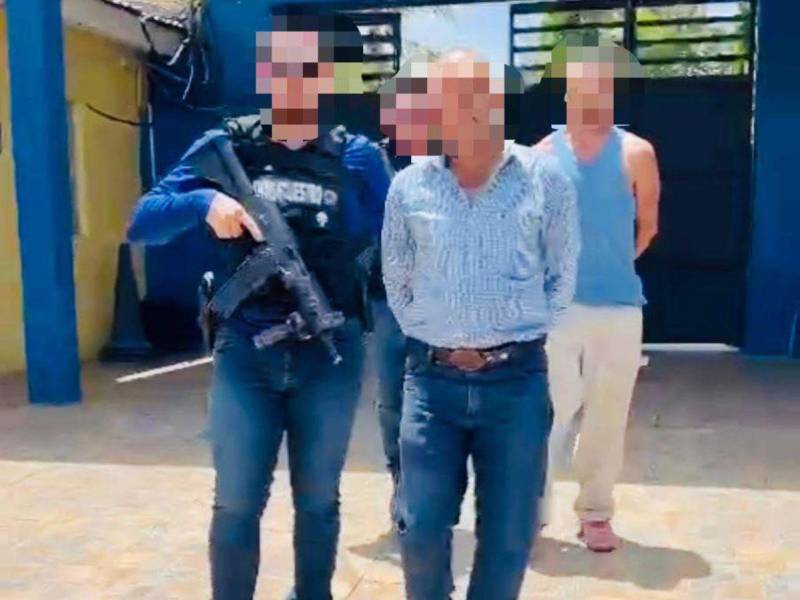 Agentes de la Dirección Policial de Investigaciones (DPI) capturaron a un anciano de 64 años que fingió su secuestro para pedir un rescate de 100 mil lempiras a su familia y poder escapar con una mujer. La captura se realizó en la aldea El Higuito, en Ocotepeque.