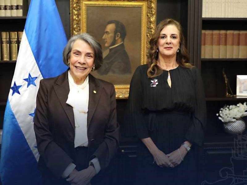 La nueva diplomática juró al cargo ante la canciller hondureña, Mireya Agüero.