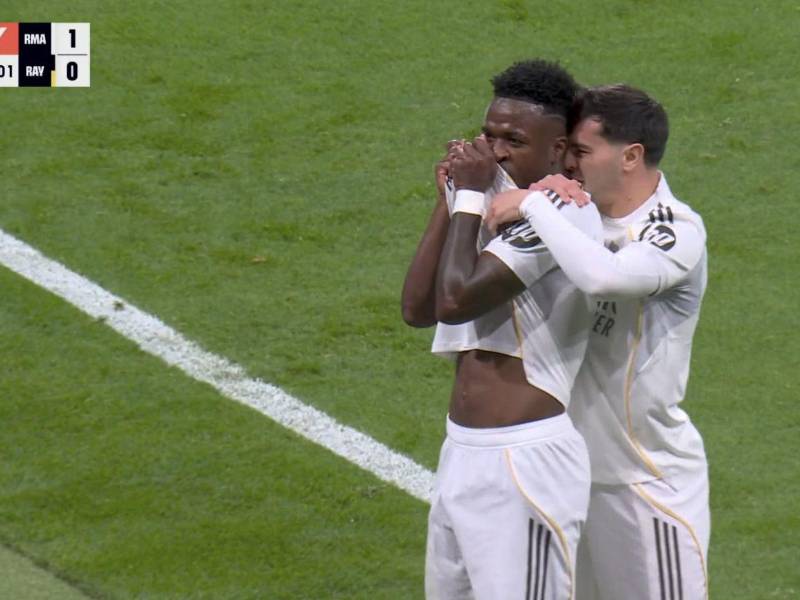 Vinicius besó el escudo del Madrid al anotar el 1-0.