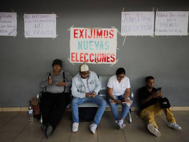 El regreso del alcalde Jorge Aldana a la comuna ocurre tras 27 días de protesta, mientras vecinos de Tegucigalpa y Comayagüela denuncian basura, calles dañadas y falta de gestión.