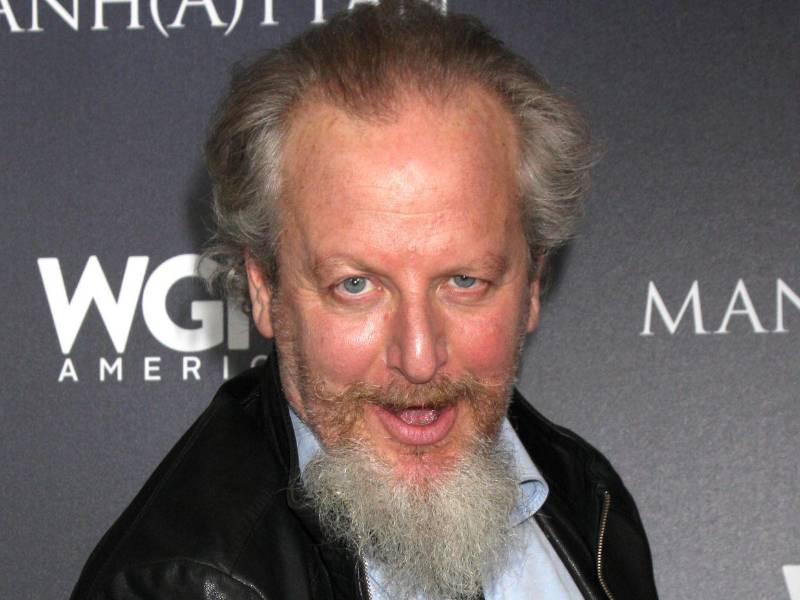 Aunque las autoridades no han revelado los detalles sobre la causa exacta de la emergencia, fuentes cercanas confirmaron que Stern fue dado de alta y se recupera satisfactoriamente.