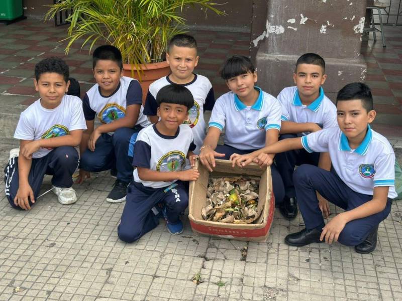 Estudiantes del CEB Lempira que integran el Comité Ambiental, muestran con orgullo el compostaje creado durante el taller práctico en Escuelas Amigables con el Ambiente.