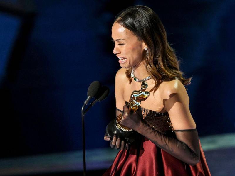 Mientras recibía su galardón este domingo, la actriz se mostró muy emotiva al hacer referencia a sus orígenes (una familia inmigrante en Estados Unidos).