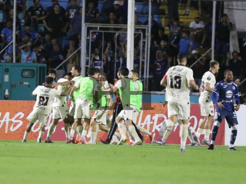 Diego Campos le dio la clasificación a Alajuelense a los 90.