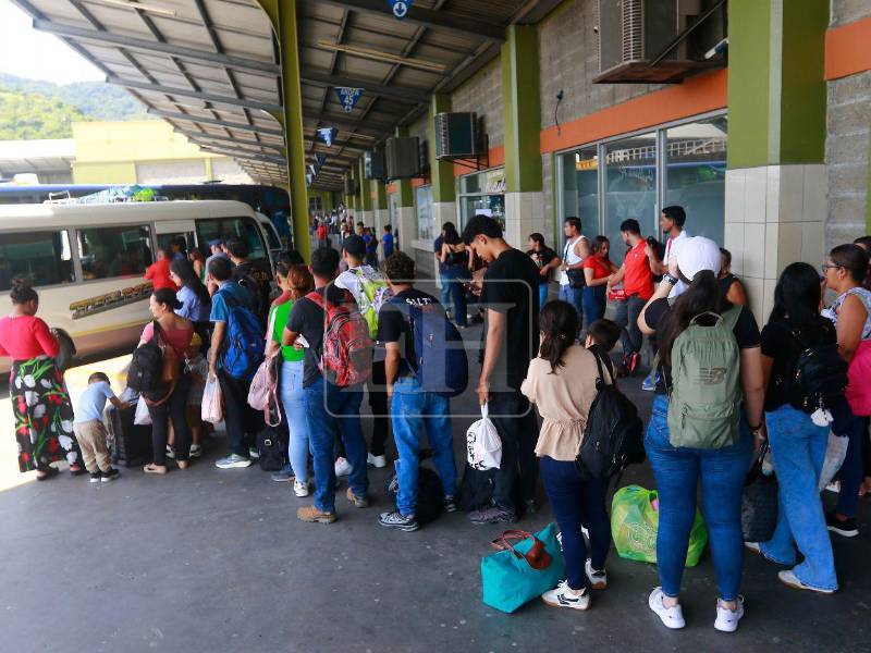 Decenas de personas comenzaron a llenar la Gran Central Metropolitana para iniciar sus vacaciones por el Feriado Morazánico. Aquí las imágenes.