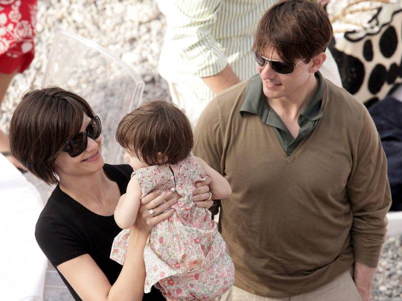 Imagen de archivo de 2007 de los actores estadounidenses Tom Cruise y Katie Holmes con su hija Suri. Ahora, con 20 años, la joven ha cambiado su nombre.