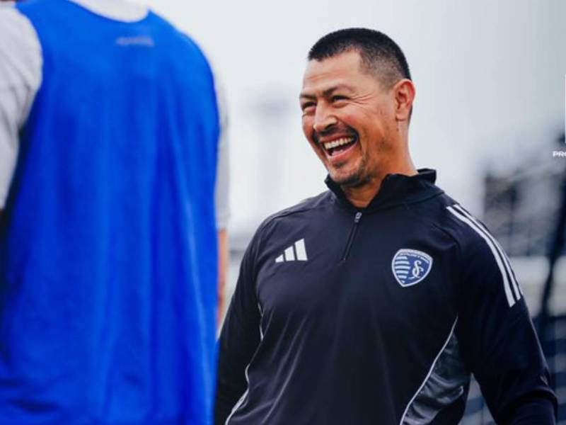 Roger Espinoza hizo historia en el Sporting Kansas City como jugador y ahora busca desde el banquillo.