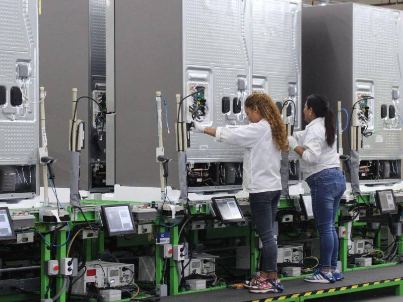 Mujeres y hombres realizan una labor que lleva a una producción de 16 mil unidades por día.