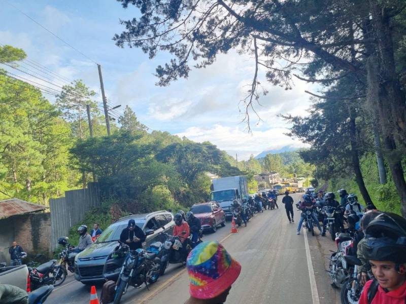 Conductores denuncian demoras de hasta dos horas para cruzar el kilómetro 12 en Zarabanda, donde un socavón mantiene cerrado un carril desde hace más de 15 días.