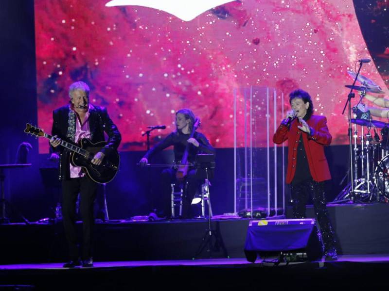 Russell Hitchcock y Graham Russell celebraron su 50 aniversario sobre el escenario del Coliseo Nacional de Ingenieros, en Tegucigalpa.