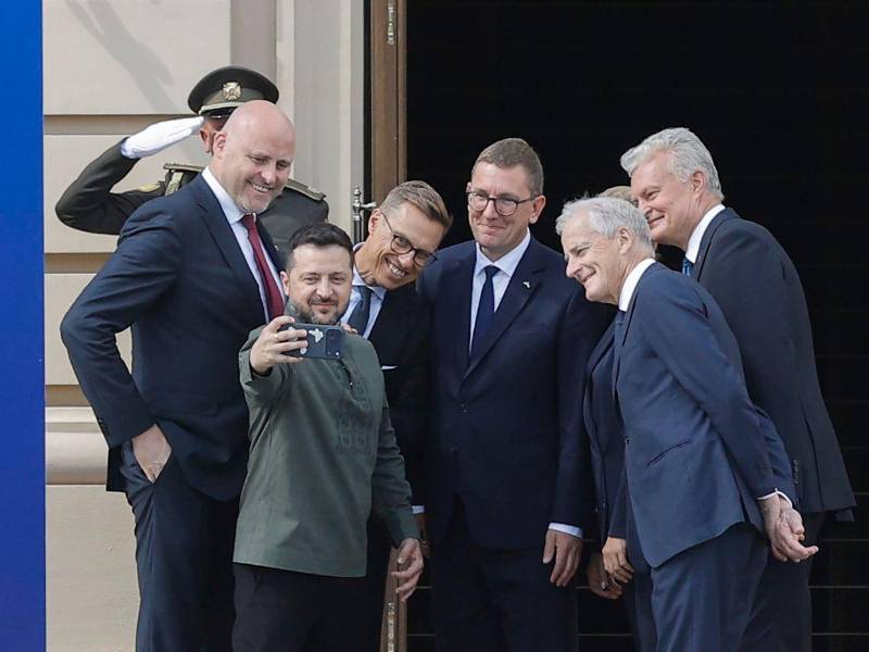 Cita. El presidente de Ucrania, Volodimir Zelenski, en reunión con los primer ministro de Letonia, Estonia y Noruega y los presidentes de Lituania y Finlandia, durante la cumbre Ucrania-Países Nórdicos y Bálticos en Kiev, el 23 de agosto de 2026.
