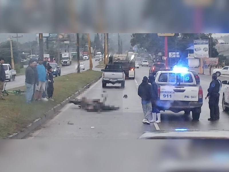 El cuerpo del fallecido quedó en la orilla de la carretera.
