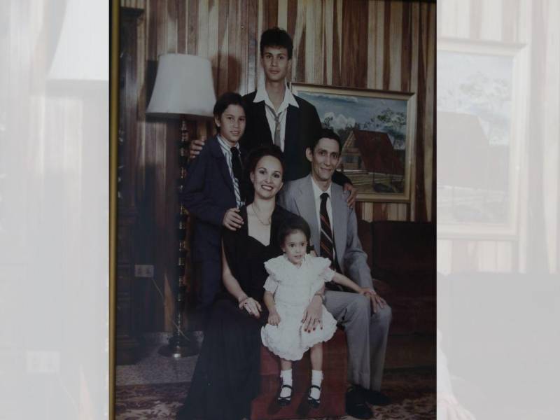 Leitzelar junto a su esposa, Norma Hernández, y sus tres hijos: German, Ráxa-Tzel y Soam.