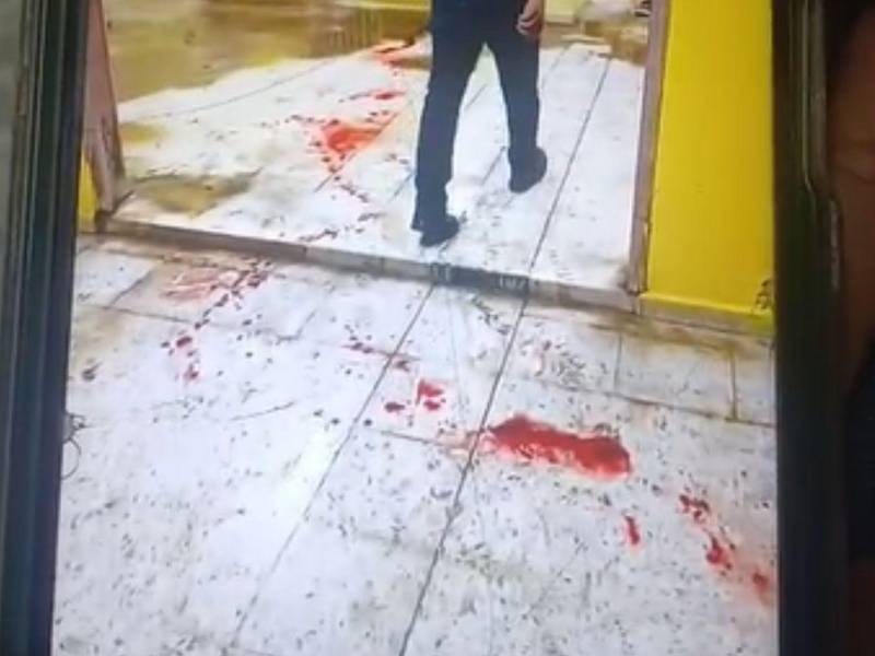 Así quedó el aula donde fue atacado el joven.
