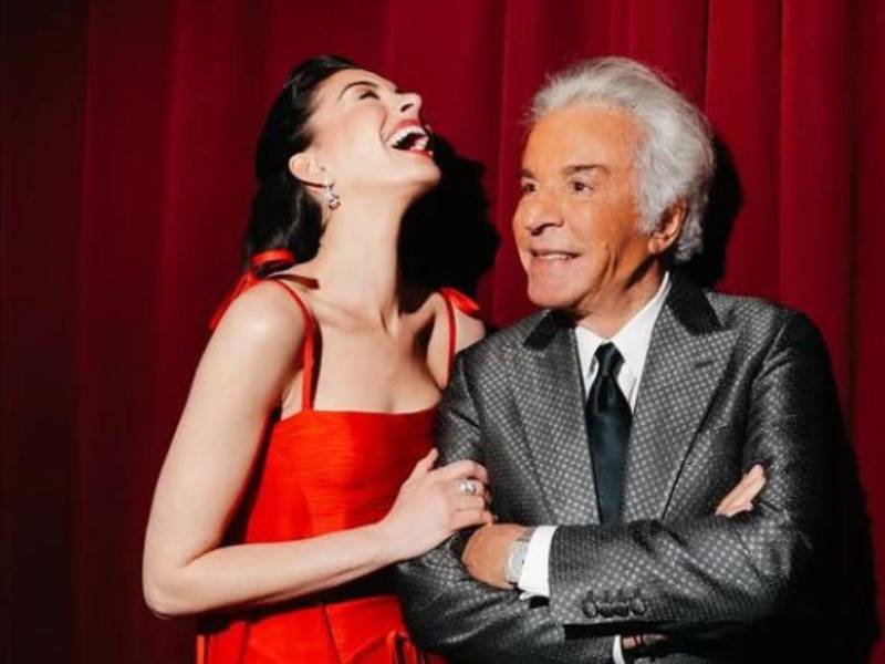 Una imagen del perfil de Instagram de la musa de Valentino, la actriz Anne Hathaway junto al diseñador Giancarlo Giammetti.