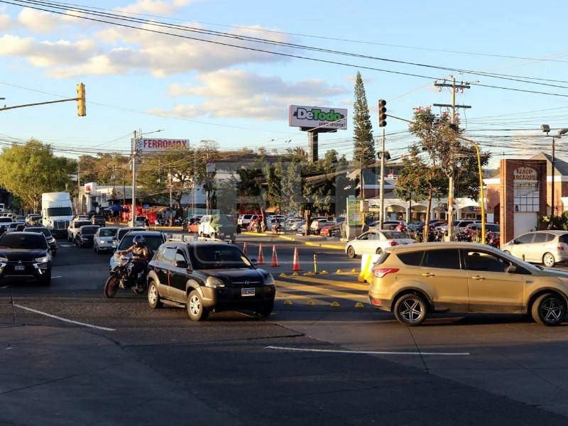 Agentes policiales intensifican su presencia en la salida al sur de Tegucigalpa como parte de nuevas medidas para ordenar el tránsito y reducir el congestionamiento vehicular. ¿En qué consiste Operación Pulso?