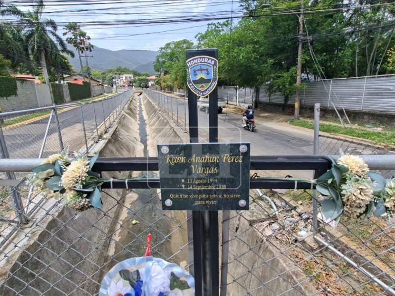El pequeño Elvis Eliú Bautista Guillén, de 11 años, y el inspector de Policía Kevin Pérez perdieron la vida en un intento de rescate en una quebrada en septiembre de 2025. Así luce la quebada a un año del lamentable hecho.