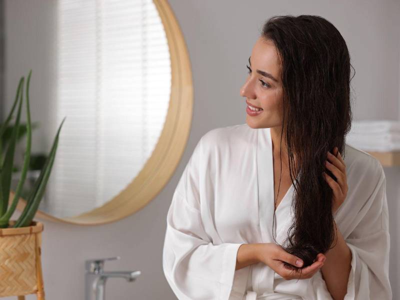 Un cabello brillante y bien peinado es un sello de cuidado personal.