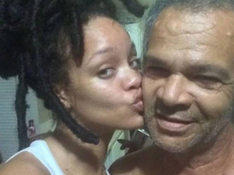 Por ahora, la intérprete de Diamonds no se ha pronunciado públicamente sobre el fallecimiento de su padre.