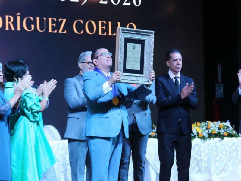 Así fue el momento en que Rodríguez levantaba el premio a la excelencia periodística en Honduras.