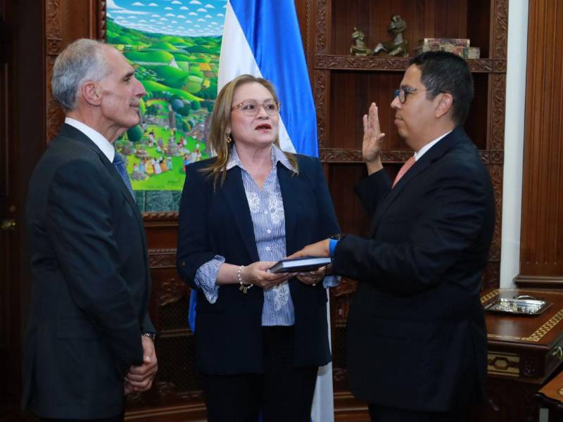 La noche del viernes 13 de febrero, Sánchez fue juramentado en Casa Presidencial.