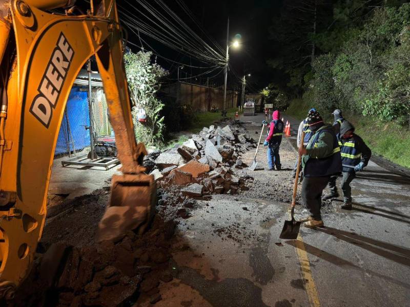 Cuadrillas de la AMDC realizan trabajos de limpieza y bacheo en diferentes puntos de la capital como parte del plan de mantenimiento urbano impulsado por la comuna capitalina.