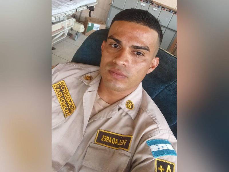 Un bombero activo identificado como Cristian Valladares fue encontrado muerto al interior de su habitación, ubicada en una cuartería del sector de Las Vegas, en el municipio de Cantarranas, en Francisco Morazán. El hallazgo del cuerpo se registró durante la noche del pasado miércoles 22 de abril. ¿Qué se sabe del caso? A continuación los detalles.
