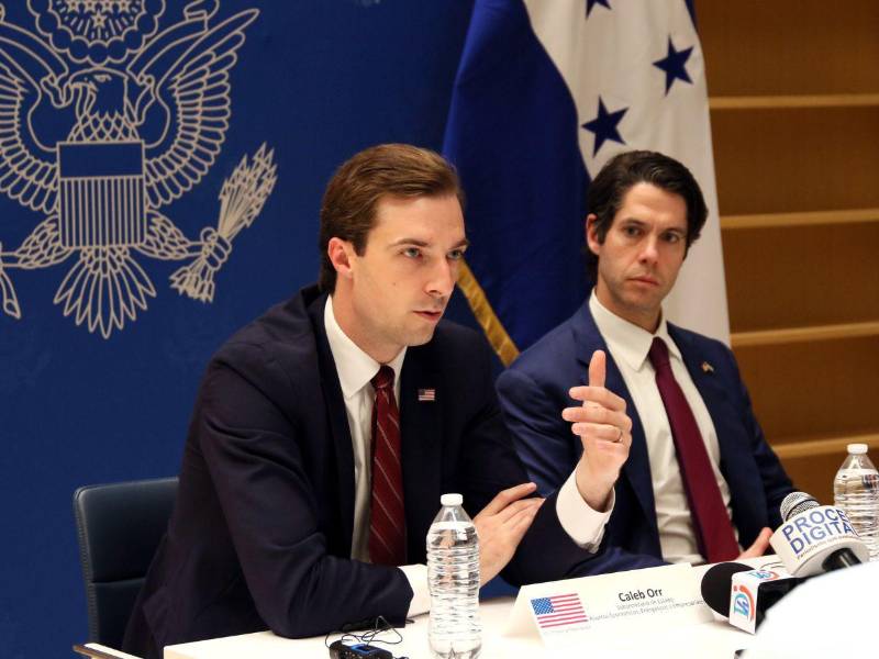 El Subsecretario de Estado para Asuntos Energéticos y Empresariales de Estados Unidos, Caleb Orr (izquierda) y Director Ejecutivo de la Corporación Financiera de Desarrollo Internacional (DFC), Ben Black, dieron detalles sobre la visita oficial a Honduras.