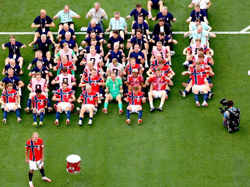 La afición noruega se vuelve loca al ver al goleador de la selección, Erling Haaland, pegándole al tambor.