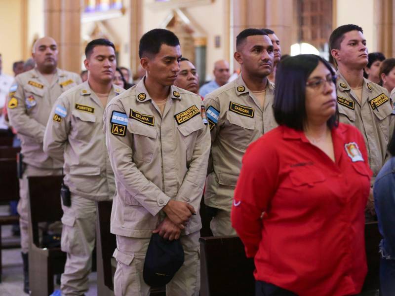 En una misa especial, la iglesia reconoció el trabajo de bomberos, Copeco, Cruz Roja y otras instituciones que asisten a la población en emergencias.