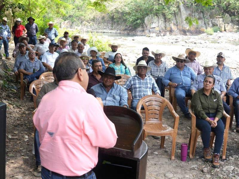 Las autoridades de la Secretaría de Agricultura y Ganadería (SAG), desarrollaron el proyecto de riego en Lamaní, Comayagua, con el que se beneficiarán 206 familias de diferentes comunidades.